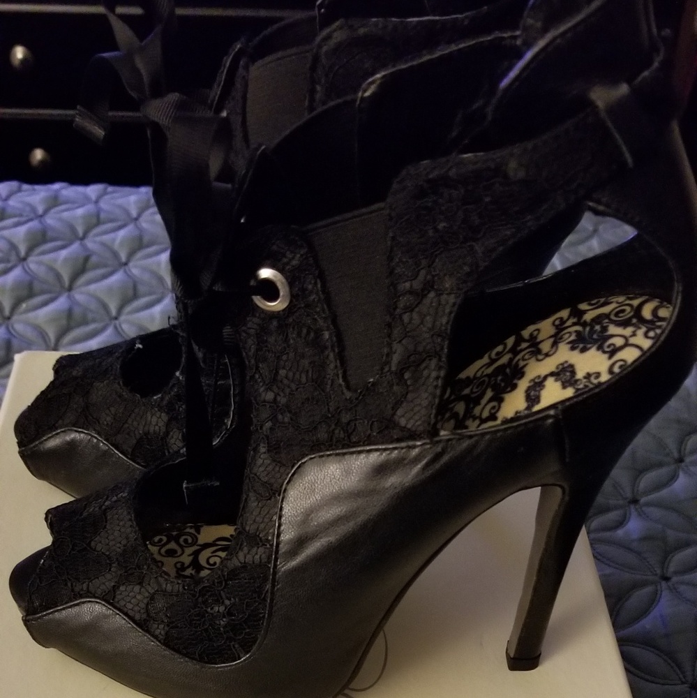 Shoes - Picture 2 of 3